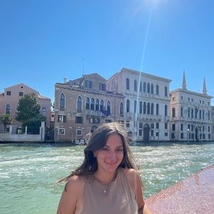 Meet your Posher, Olivia